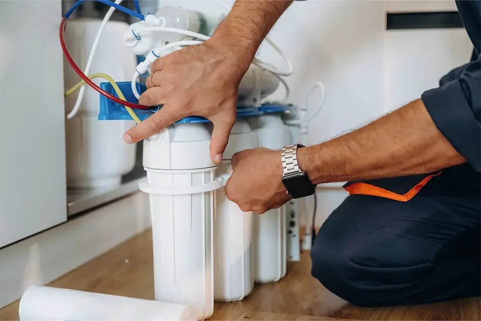Un tecnico sostituisce le cartucce filtranti